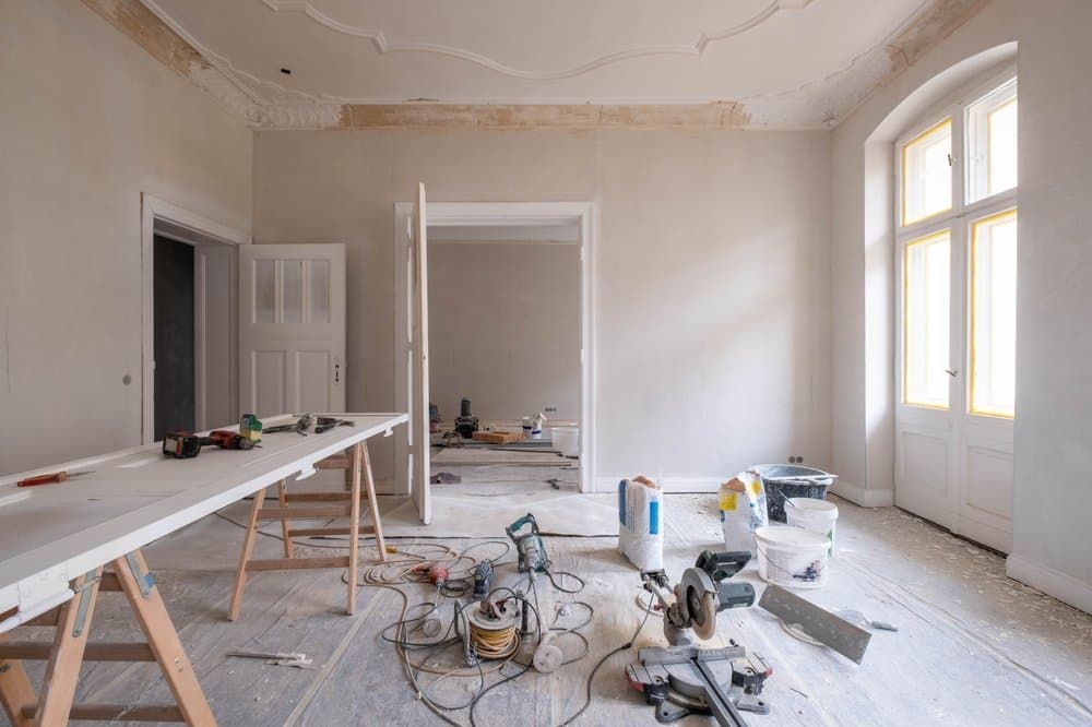 Pågående totalrenovering av rum med synliga installationer