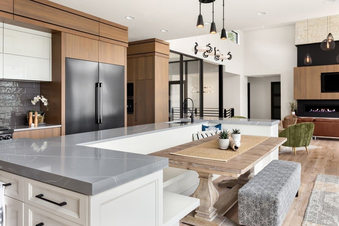 Exklusivt kök med marmorbänkskiva och köksö