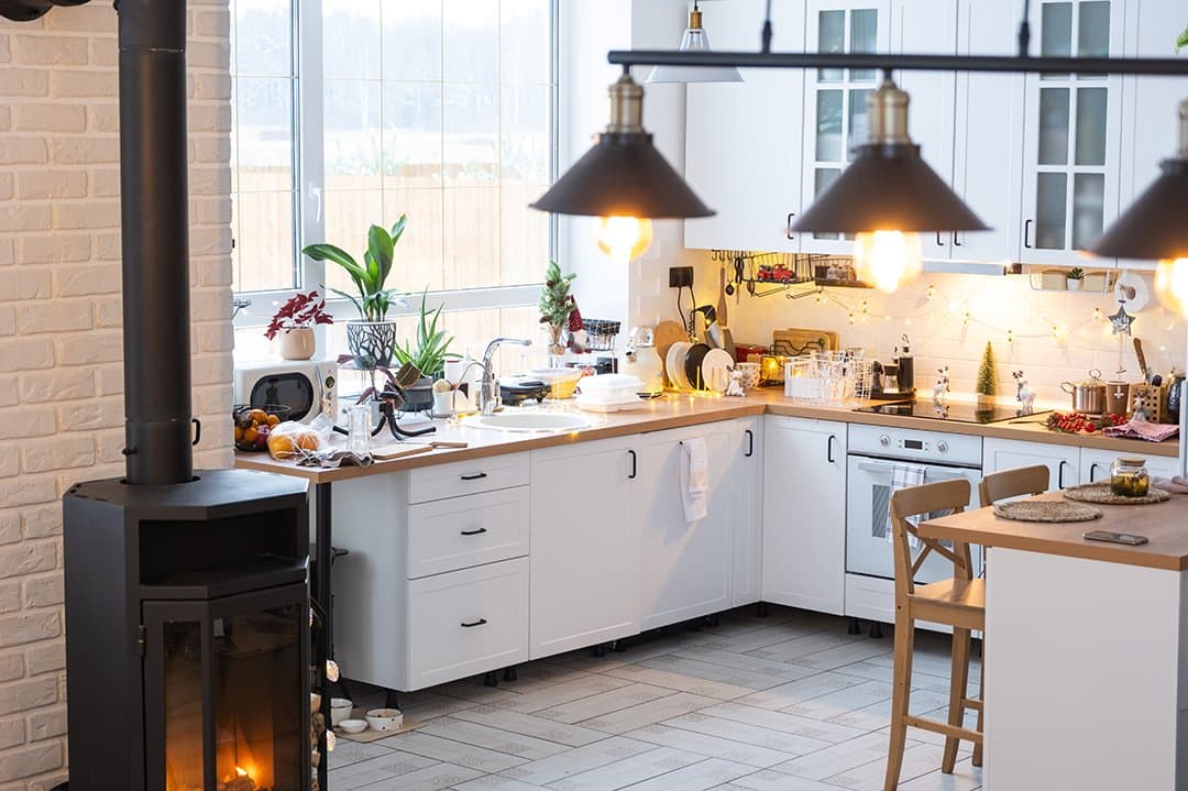 Kök i trä med köksö och matplats