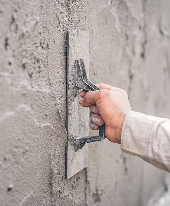 Handapplicering av microcement på vägg