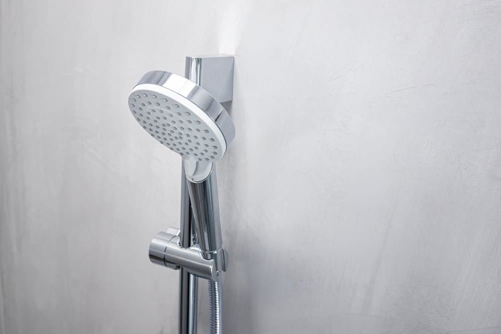 Microcementklädd duschvägg i badrum