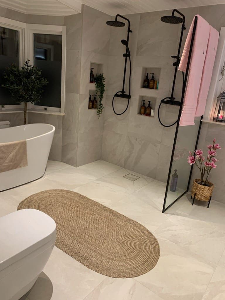 Spa-inspirerat badrum med dubbla duschar